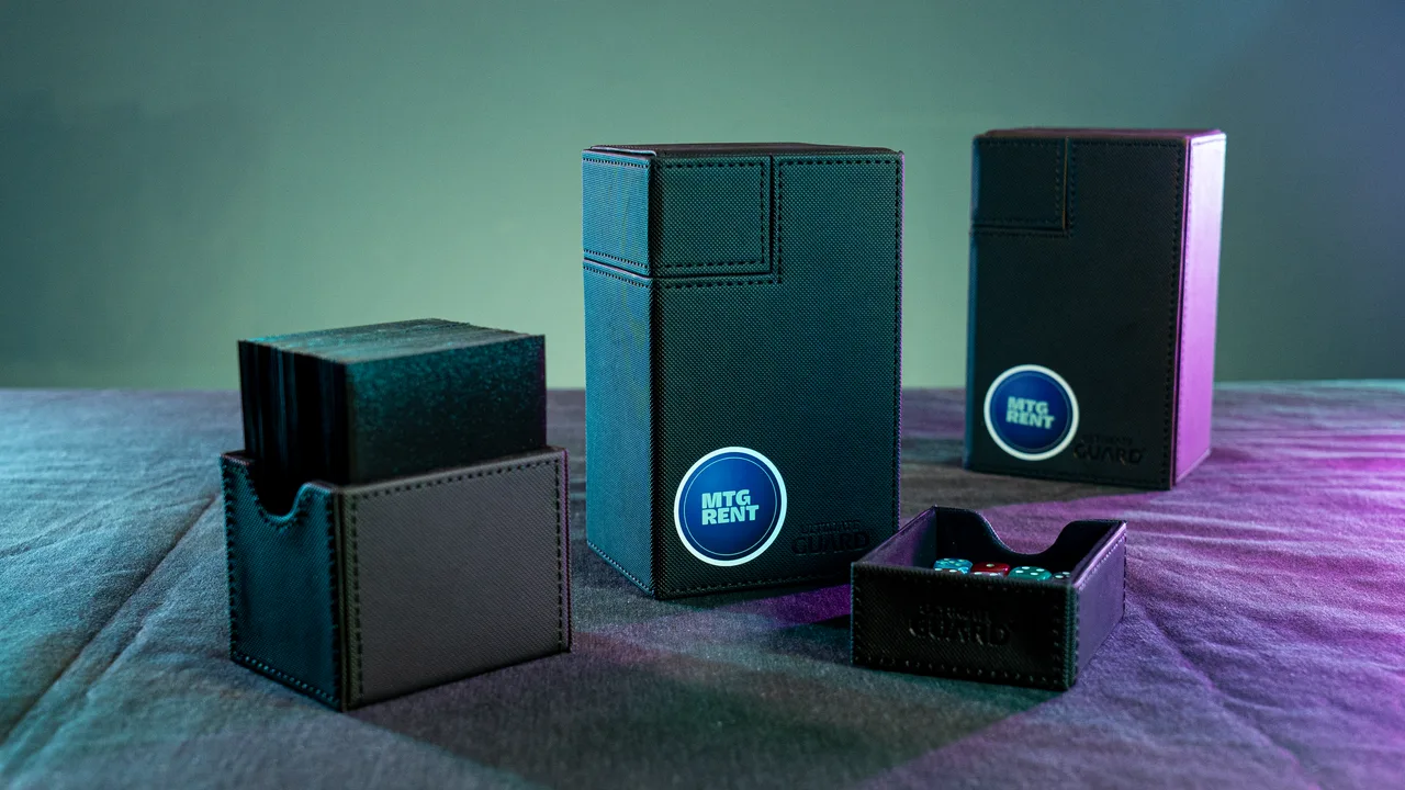 Tres deckboxes MTGRent con logo iluminado